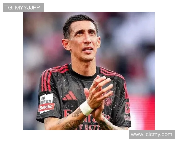 传奇球员告别绿茵场 足球巨星退役引发全球球迷热议与怀念 传奇球员告别绿茵场 足球巨星退役引发全球球迷热议与怀念