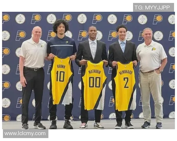 华裔男足球星的成长之路与世界足坛影响力全面解析